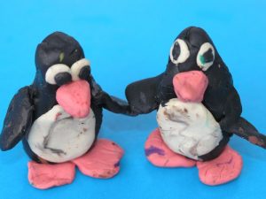 Пингвины из пластилина